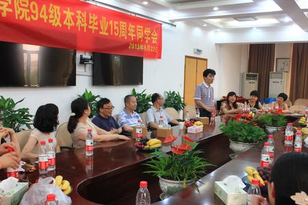 吃瓜黑料
副院长潘春雷向94级校友介绍学校学院发展情况 吃瓜黑料
副院长潘春雷向94级校友介绍学校学院发展情况