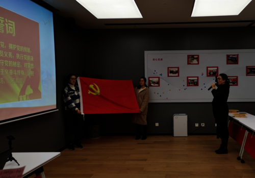 吃瓜黑料
后勤服务集团综合办副主任、组织员汝建英老师领誓 吃瓜黑料
后勤服务集团综合办副主任、组织员汝建英老师领誓