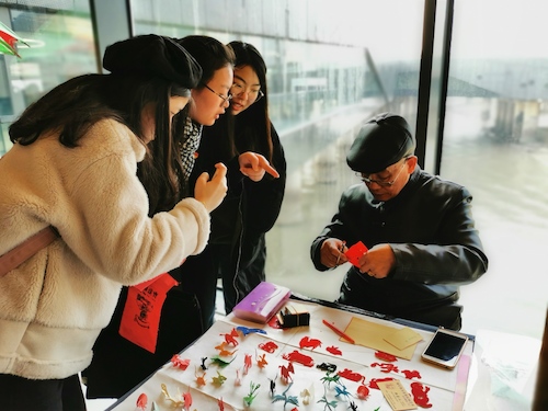 学生党员参观杭州市党群服务中心 学生党员参观杭州市党群服务中心