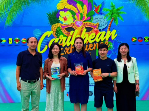 图五 三位译者与外交部集邮协会前秘书长马小玲先生合影留念 图五 三位译者与外交部集邮协会前秘书长马小玲先生合影留念