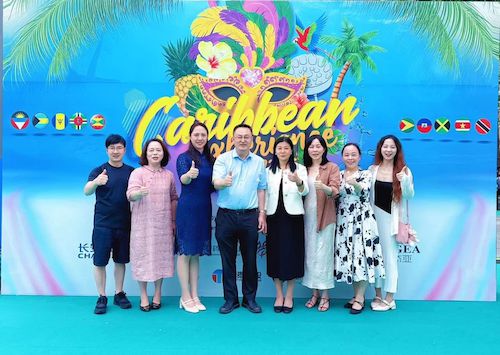 图九 中心团队成员与中国外交部拉丁美洲和加勒比司许剑参赞合影 图九 中心团队成员与中国外交部拉丁美洲和加勒比司许剑参赞合影