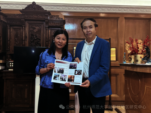 图二 袁熙坤先生将亲笔签名的《联合国首授“环保艺术大师”袁熙坤》赠送给周敏教授 图二 袁熙坤先生将亲笔签名的《联合国首授“环保艺术大师”袁熙坤》赠送给周敏教授