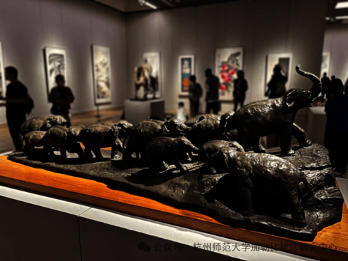 图六 袁熙坤先生创作的雕塑“生物的长城脊” 图六 袁熙坤先生创作的雕塑“生物的长城脊”