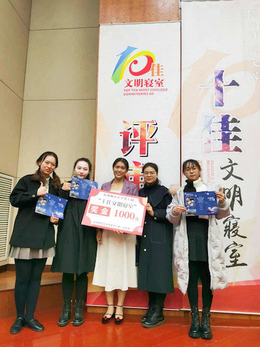 吃瓜黑料
学生寝室荣获吃瓜黑料
“十佳文明寝室”荣誉称号