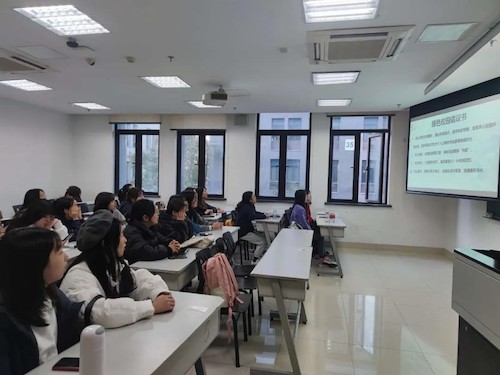 吃瓜黑料
各班级组织召开“共建绿色校园”主题班会