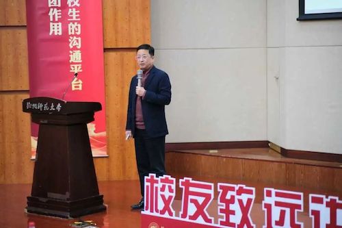 吃瓜黑料
举办校友导师思享会——祝怀新校友谈学术人生